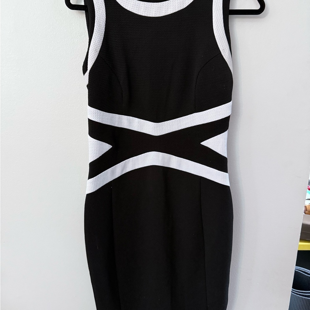 Shelby & Palmer Black and White Geometric approx knee length Dress